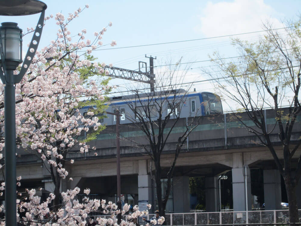 窓から電車